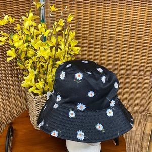 Daisy Print/White  Bucket Hat